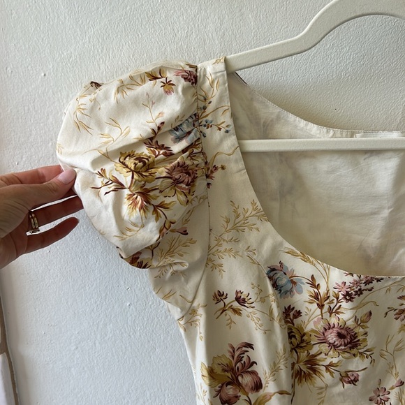 Doen Marci dress in field of tulips - Picture 5 of 5